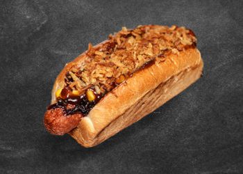 Hot-Dog Texas (Хот-дог з салатом, беконом та сиром)